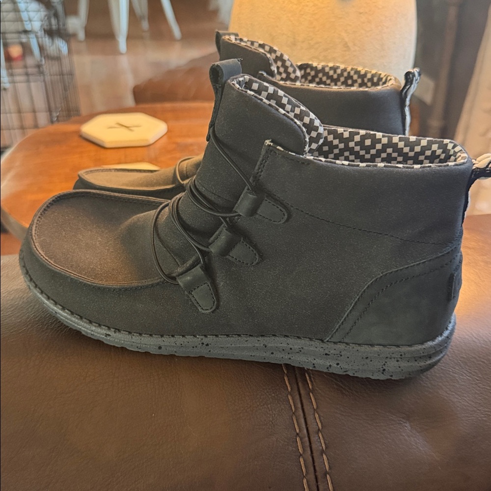 Brand new with tags size 10 Hey Dude Lea women’s boots in carbon - Picture 4 of 4